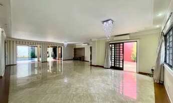 Imagem 5: Casa de condomínio para aluguel e venda possui 520 metros quadrados com 5 quartos