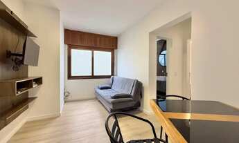 Imagem 2: Apto 02 quartos, mobiliado, box para carro. Ed com elevador, junto a Praça Flávio Boianovs