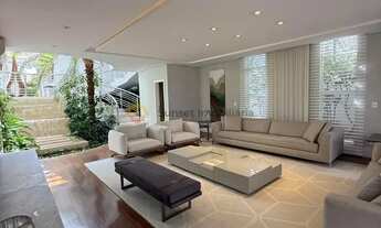 Imagem 2: Residência Mobiliada com 3 Suítes, Escritório e Ambientes Integrados em Condomínio de Alto