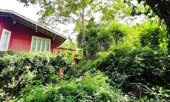Imagem 7: Casa estilo cabana imersa à mata, rodeado de muito verde e ao pé da Pedra Grande em Atibai