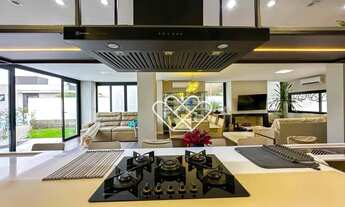 Imagem 3: Casa Com 3 Suítes, Lareira e Varanda no Condomínio Cyrela - Conforto e Exclusividade