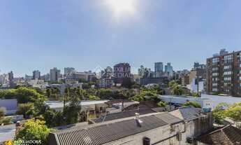 Imagem 2: Ao lado do Parção. Em rua calma e arborizada