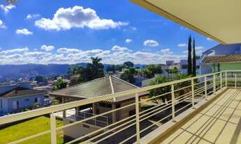 Imagem: Casa com vista para a serra no condomínio