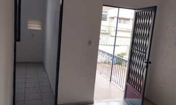 Imagem 2: Casa de Vila com varanda e garagem coberta