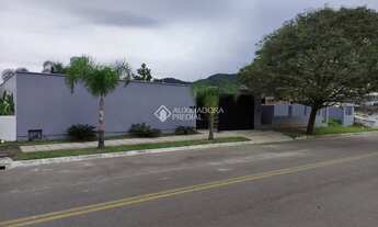 Imagem: Terreno de 900m² com uma casa