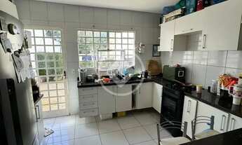 Imagem 2: Se você busca um lar aconchegante e bem localizado, esse lindo sobrado atrás do shopping E