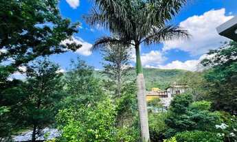 Imagem 6: Casa estilo cabana imersa à mata, rodeado de muito verde e ao pé da Pedra Grande em Atibai