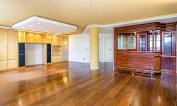 Imagem: 1 por andar no Maxims na Praça da Ucrânia