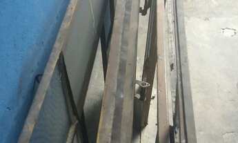 Imagem 2: Janelas boas so coloca alguns vidros e pinta ta nova