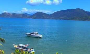 Imagem: Casa frente mar com deck e vaga seca para