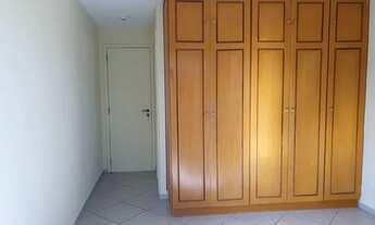 Imagem 7: Sala dois quartos sendo 1 suíte, varanda e armário no quarto suíte