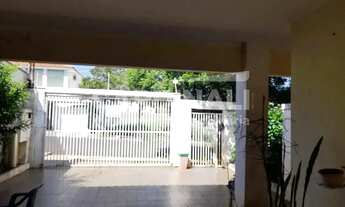 Imagem 2: Casa de esquina com ótima localização, com 04 dormitórios sendo 02 suítes