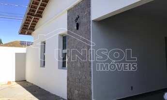 Imagem 2: A Unisol Imóveis aluga casa com três dormitórios sendo uma suíte e quatro vagas na garagem