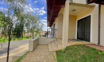 Imagem 3: Casa de condomínio para aluguel e venda possui 520 metros quadrados com 5 quartos