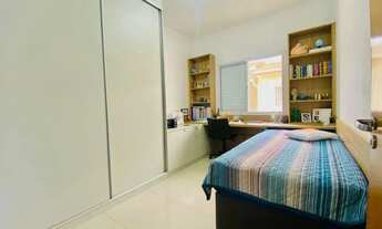 Imagem 3: Encantadora casa térrea em condomínio com belo quintal!!