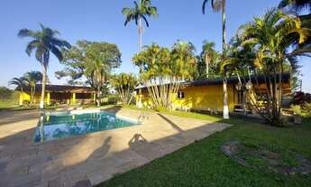 Imagem: Chácara com lareira, piscina e churrasqueira