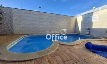 Imagem: Casa com 3 quartos e piscina à venda, por