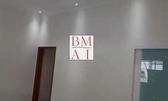 Imagem 4: Com 3 dormitórios, sendo 1 suíte, possui 2 banheiros, 2 vagas de garagem, 2 salas