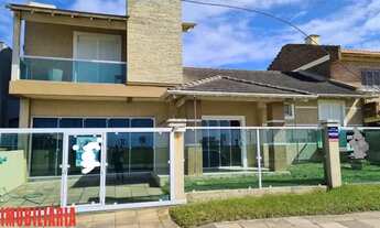 Imagem: Sobrado com vista externa para o mar, no