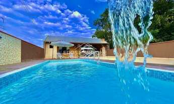 Imagem: Casa com Piscina e Edícula em Terreno Amplo