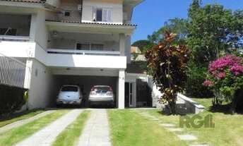 Imagem 2: Casa em Porto Alegre, no bairro Espirito Santo, com 3 dormitório(s), e 3 banheir