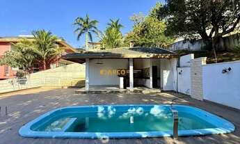 Imagem 2: Casa 5 Dorms c/ Piscina, Churrasqueira, Fogão à lenha e Sauna no Condomínio Mirante do Val