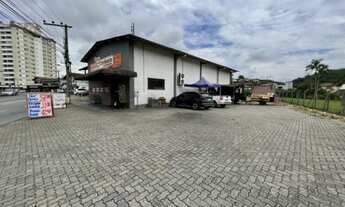 Imagem 4: Terreno no início do bairro da Fortaleza com 2.988,48m². Possui testada principal em 32m²