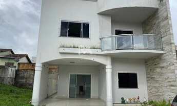 Imagem 2: ALUGO UMA MAGNIFICA CASA COM DOIS PAVIMENTOS E FINO ACABAMENTO EM CONDOMIINIO FECHADO, APR