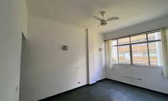 Imagem 2: Apt em rua tranquila de Copacabana 2 qtos, 1 vaga. 62m2. Silencioso e arejado. Frente. Sol