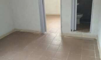 Imagem 2: Casa pequena, em Guadalupe. Com 1 quarto, cozinha, banheiro e área