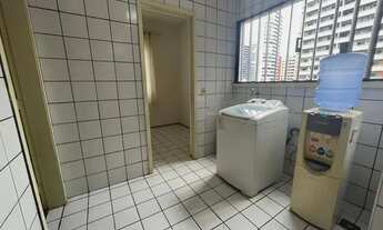 Imagem 5: Apartamento com varanda ampla, vista mar, despensa, DCE, elevador privativo em uma região