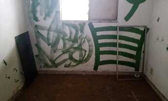 Imagem 5: Residência precisando de reforma, sala, 02 quarto, cozinha, banheiro, quintal