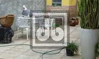 Imagem 5: Casa Frente de rua com garagem Terraço e um anexo