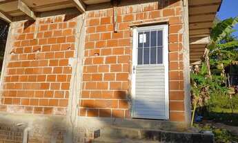 Imagem: Casa em fase de acabamento junto com terreno