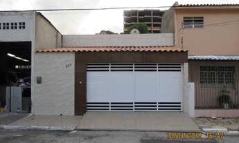 Imagem: Casa desocupada, sombra, com garagem