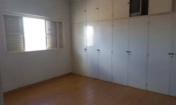 Imagem 7: Sobrado para venda possui 420 metros quadrados com 5 quartos