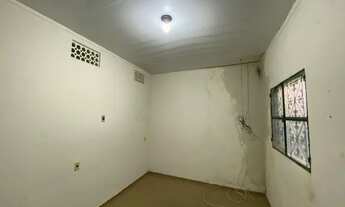 Imagem 3: Casa espaçosa com 2 quartos sendo uma suíte e quintal