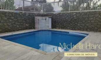 Imagem: Casa encantadora com piscina em rua tranquila