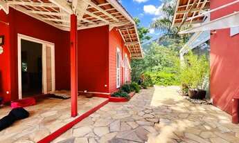 Imagem 4: Casa estilo cabana imersa à mata, rodeado de muito verde e ao pé da Pedra Grande em Atibai