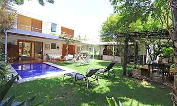 Imagem 2: Encantador sobrado em local nobre do bairro e com grande área de terreno