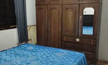 Imagem: Quarto em casa de família para moça