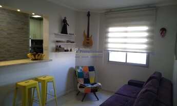 Imagem 4: APTO COM CARPETE DE MADEIRA E ARMÁRIOS