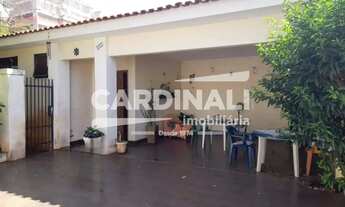 Imagem 5: Casa de esquina com ótima localização, com 04 dormitórios sendo 02 suítes