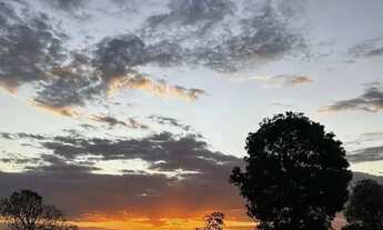 Imagem: Terreno com água e luz na porta