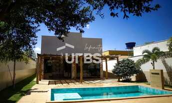 Imagem 2: Excelente casa repleta em armários e iluminação, toda em porcelanato de boa qualidade, con