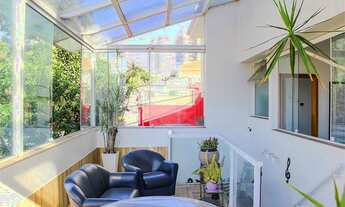 Imagem 2: Prédio de 3 andares; Comporta inúmeros segmentos de Comércio; Á 5 minutos do metrô Vila Ma