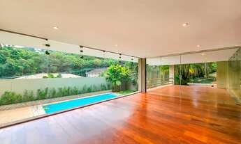 Imagem 6: Casa em rua fechada com projeto moderno em meio a muito verde