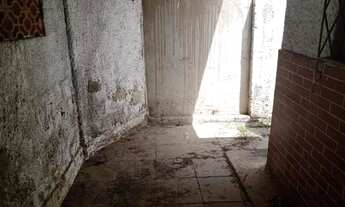 Imagem 4: Residência precisando de reforma, sala, 02 quarto, cozinha, banheiro, quintal