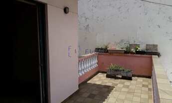 Imagem 5: Casa da frente 3 amplos dormitórios Sem suíte, 1 banheiro na parte superior, com varanda