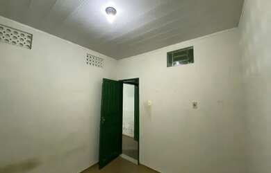 Imagem 4: Casa espaçosa com 2 quartos sendo uma suíte e quintal